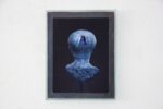 Christian Fogarolli, Blue Monday, 2021, stampa a pigmenti su foglio di piombo, fusione in vetro, legno, ferro, vetro, 45 x 35 x 3 cm