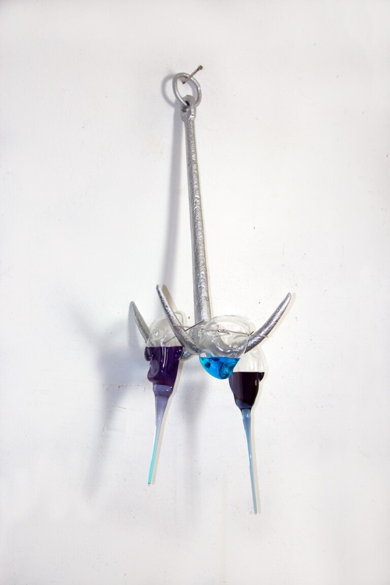 Christian Fogarolli, Cerbero, 2022, ferro cromato, sculture in vetro, liquidi, acciaio, 100 x 45 x 45 cm