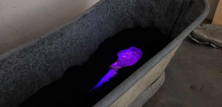 Christian Fogarolli, Full Immersion, 2022, ferro, fusione in vetro, liquido, luce uv, pigmento nero, 160 x 60 x 60 cm