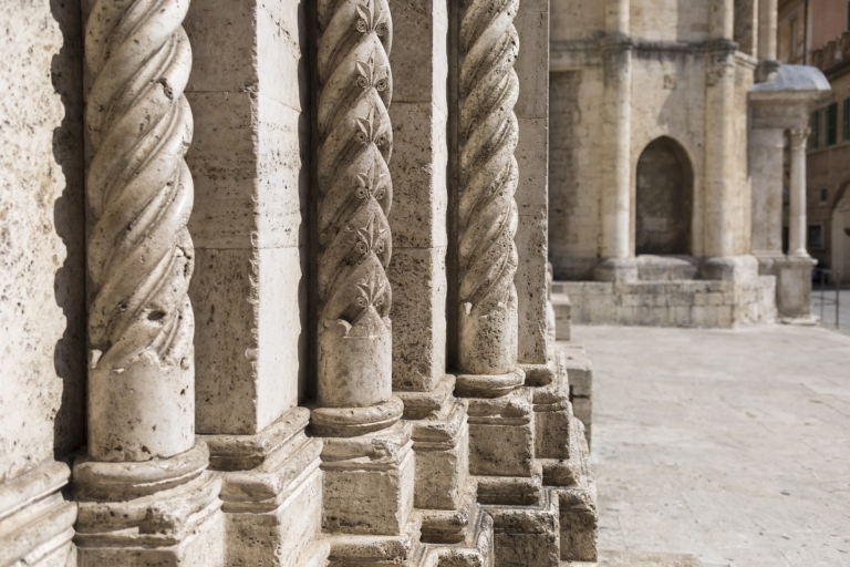 Dettaglio colonne in travertino Chiesa di San Francesco