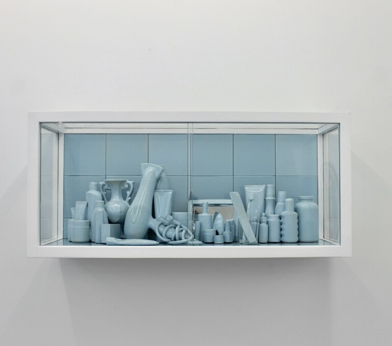 Eileen Cohen Süssholz, Ritual Intent, 2022, glazed ceramic, wood, glass, mirror, 98x36x44 cm. Courtesy of Pedrami Gallery. Photo © Eileen Cohen Süssholz