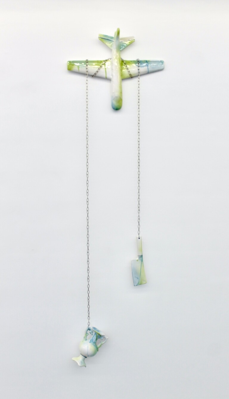 Eileen Cohen Süssholz, This and that, 2021, glazed ceramic and chain, 52x11x190 cm. Courtesy of Pedrami Gallery. Photo © Eileen Cohen Süssholz