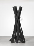 Georg Baselitz, Zero Dom, 2015, bronzo patinato, 301.5x163x151 cm. Collezione privata © Georg Baselitz 2021. Photo Jochen Littkemann, Berlino