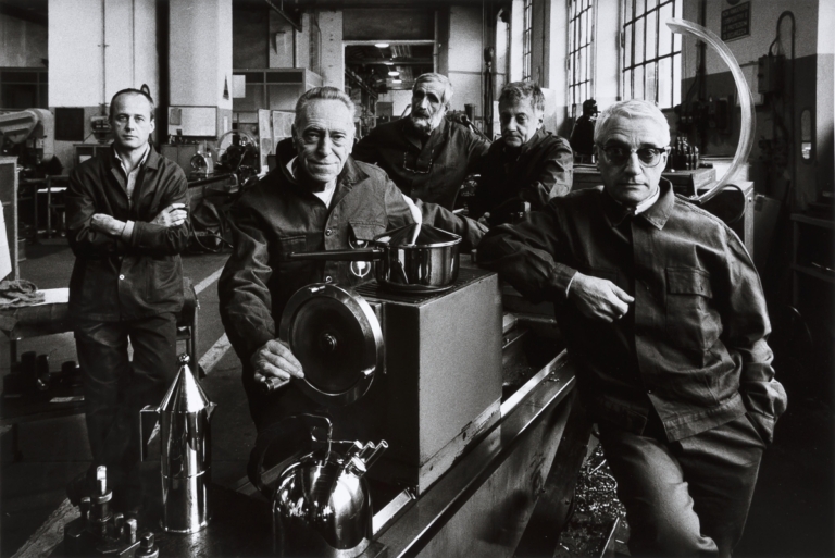 Gianni Berengo Gardin, da sx l’industriale Alberto Alessi, i designer Achille Castiglioni, Enzo Mari, Aldo Rossi, Alessandro Mendini, Milano, 1989 © Gianni Berengo Gardin Contrasto