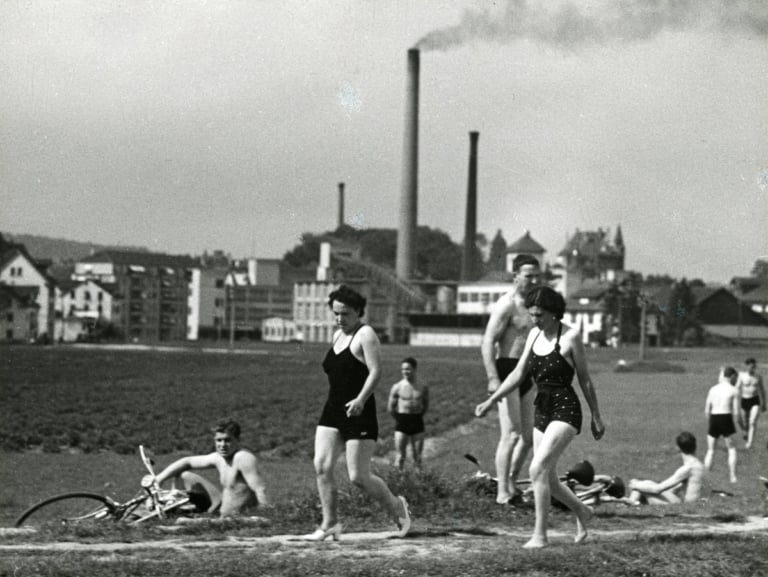 Hans Peter Klauser, Bagnanti felici sulla Sihl, 1936 © Hans Peter Klauser Fotostiftung Schweiz