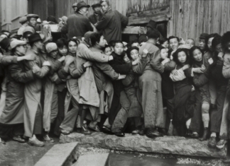 Henri Cartier Bresson, Gli ultimi giorni del Kuomintang (crollo del mercato), Shanghai, Cina, 1948-49 © Fondation Henri Cartier Bresson Magnum Photos
