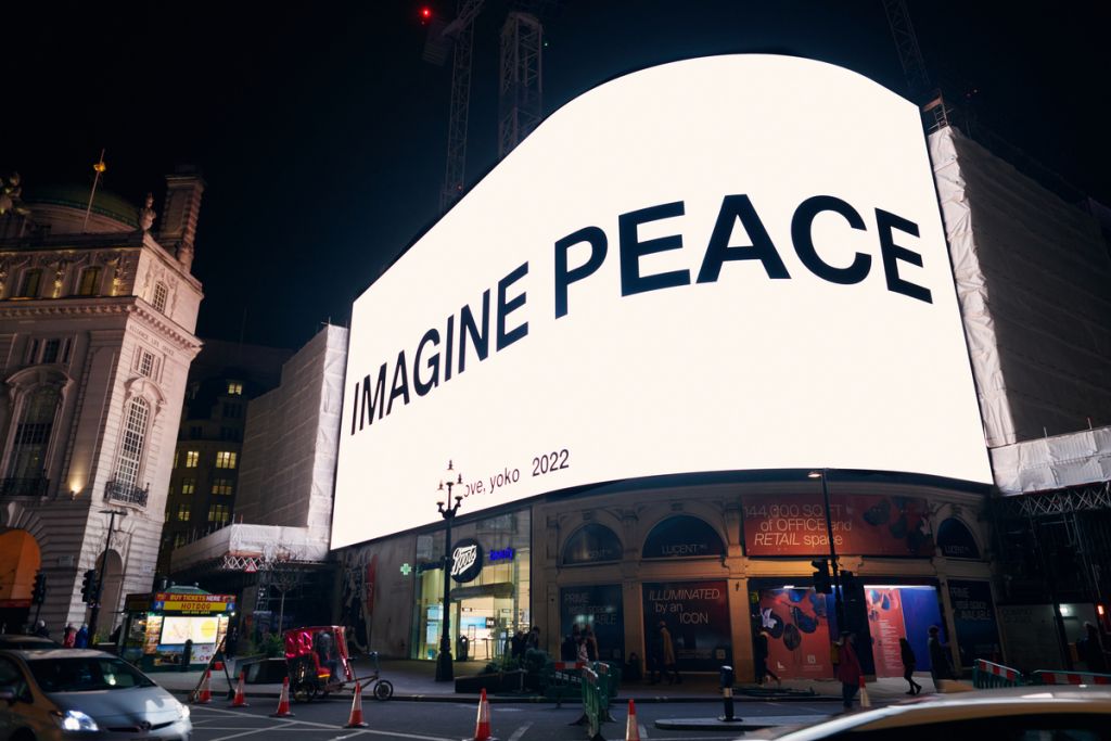 “Imagine Peace”: installazione luminosa di Yoko Ono contro la guerra in tutte le piazze del mondo