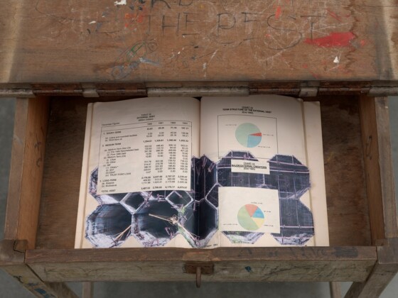 Ibrahim Mahama, Annual Report Series I, 2021, Report, collage di stampa litografica su scrivania di legno. © l’artista. Photo © White Cube (Todd White Art Photography)