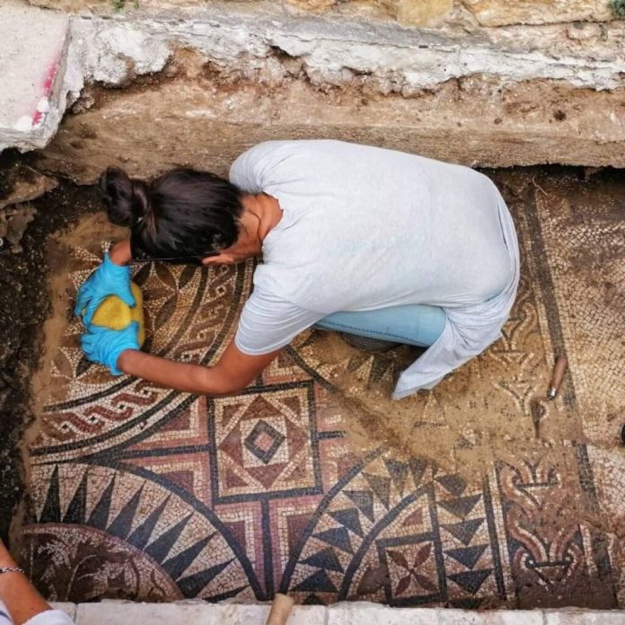 Il mosaico romano riportato alla luce e gli archeologi al lavoro, nelle fotografie scattate dall’archeologa Vilma Matulic