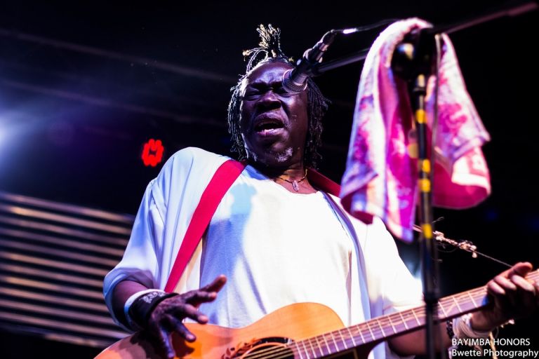 Il musicista ugandese Geoffrey Oryema (1953 2018) in concerto durante i Bayimba Honors. Photo courtesy Bayimba Foundation