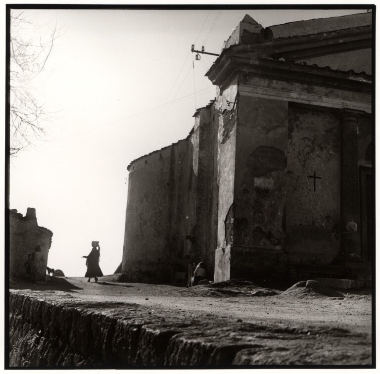 János Reismann, Sardegna. Vista con passante [Chiesa di Santa Caterina, Orune], 1959, stampa alla gelatina bromuro d’argento su carta, 182 x 239 mm. Hungarian Museum of Photography, Kecskemèt