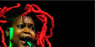 La cantautrice ugandese Tshila si esibisce alla Bayimba Foundation, 2009. Photo courtesy Bayimba Foundation