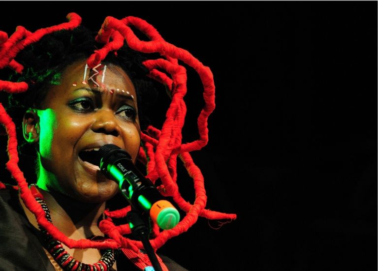 La cantautrice ugandese Tshila si esibisce alla Bayimba Foundation, 2009. Photo courtesy Bayimba Foundation