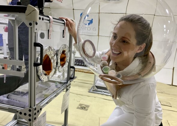 MIT Space Exploration Initiative La ricercatrice sul Cibo nello spazio Maggie Coblentz che ha progettato il food helmet per mangiare a gravità zero – © Nicola Twilley
