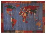 Mappa del mondo, arazzo con versi da The Rose Garden del poeta persiano Musharrif al Dīn ibn Muṣlih al Dīn, Saadi, Afghanistan, seconda metà del secolo XX. Collezione Luciano Benetton, Treviso