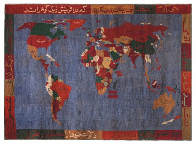 Mappa del mondo, arazzo con versi da The Rose Garden del poeta persiano Musharrif al Dīn ibn Muṣlih al Dīn, Saadi, Afghanistan, seconda metà del secolo XX. Collezione Luciano Benetton, Treviso