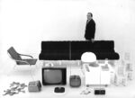Marco Zanuso con alcuni dei suoi prodotti più iconici. Balerna, Archivio del Moderno, Fondo Marco Zanuso. Eredi Marco Zanuso
