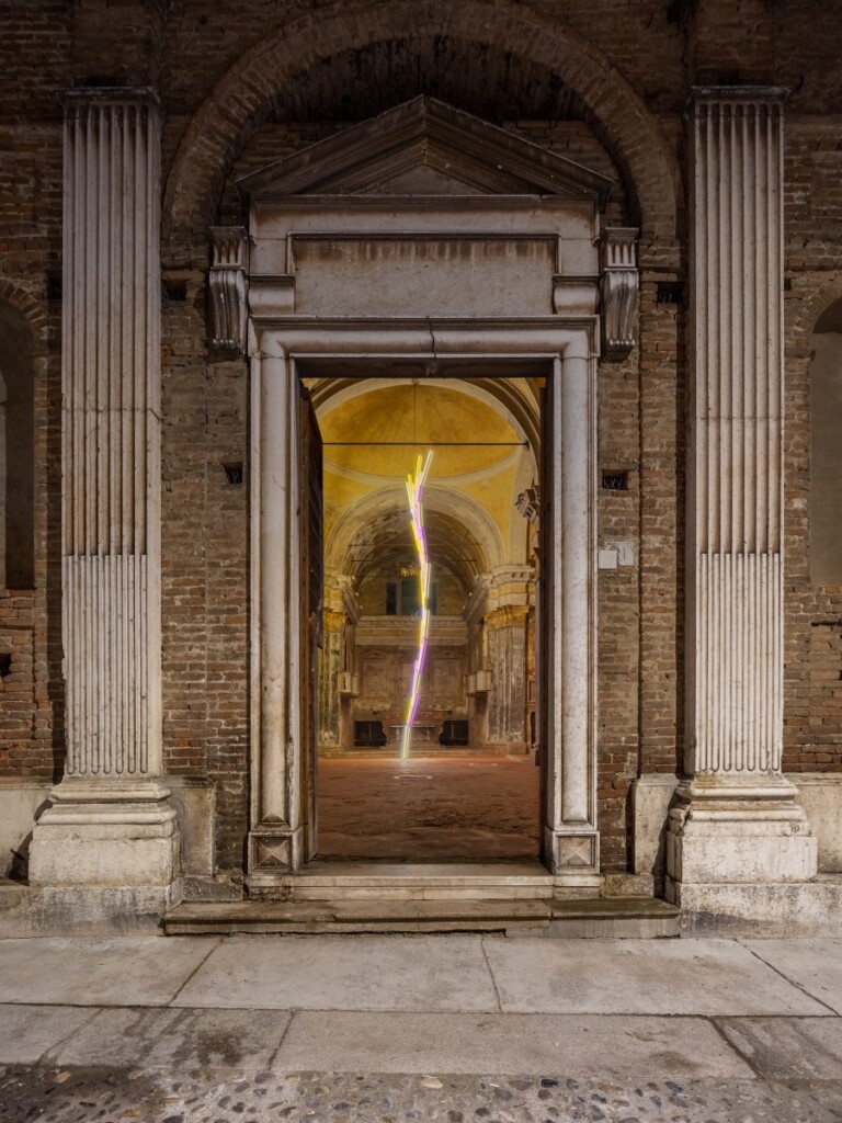 Mark Handforth, White Light Whirlwind, 2021, steel, lights and electrical fixtures, h 14 metri. Courtesy the artist and Galleria Franco Noero. Photo Credit Ilario Piatti