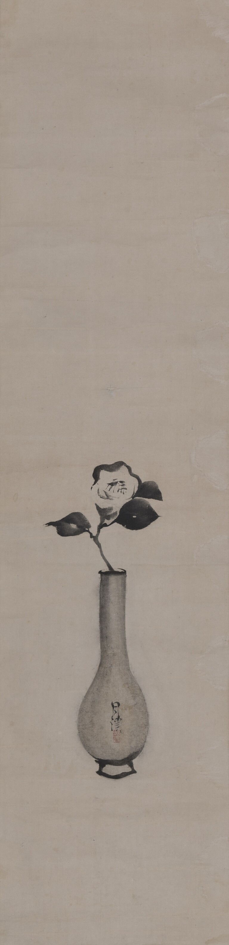 Matsumura Gekkei aka Goshun, Camelia bianca in vaso, dipinto in tonalità di inchiostro su carta, 99,3 x 24,2 cm