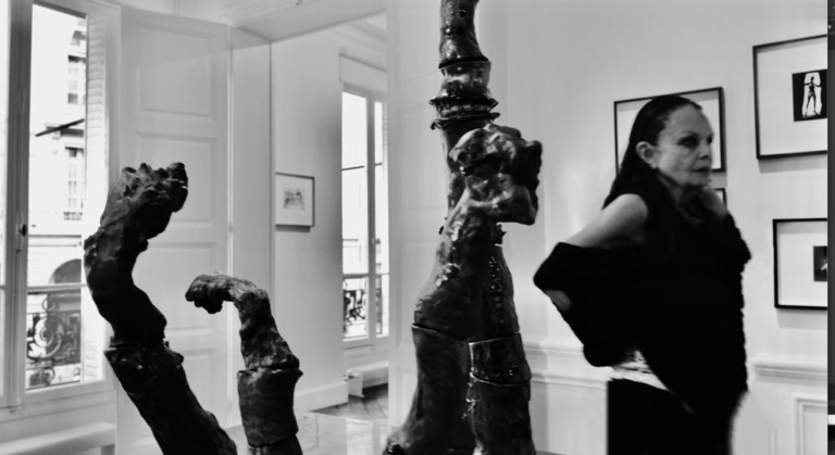 Michèle Lamy e una scultura di Giovanni Bassan. White Cube, Parigi 2022. Photo Amanda Demme
