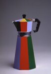 Oggetto Banale. Caffettiera, scultura in alluminio dipinto, Biennale di Venezia, 1980. Progetto con Paola Navone, Daniela Puppa, Franco Raggi. Archivio Alessandro Mendini