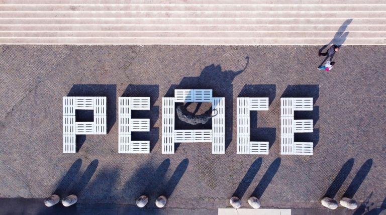L’installazione Peace alla Gnam di Roma e l’appello di Cristiana Collu