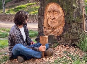 Prima opera a Milano per Andrea Gandini, l’artista che scolpisce gli alberi abbandonati