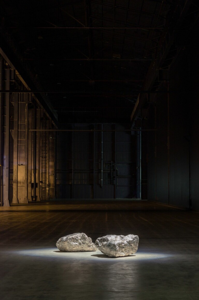 Steve McQueen Moonlit, 2016 Veduta dell’installazione, Pirelli HangarBicocca, Milano, 2022 © Steve McQueen. Courtesy l’artista, Thomas Dane Gallery, Marian Goodman Gallery e Pirelli HangarBicocca, Milano Foto Agostino Osio