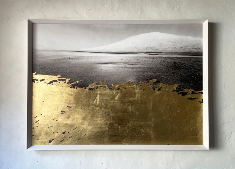 Rä Di Martino, Allunati #23, 2021, foglia d'oro e pigmento su carta cotone su alluminio, 70x100 cm