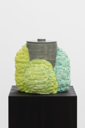 Riccardo Previdi, Urna, 2021, ceramic, 33×30×30 cm. Courtesy the artist and Francesca Minini. Photo Andrea Rossetti