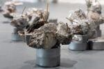 Rochelle Goldberg, Bread Garden, 2020, Alluminio, bronzo, scatole di tonno, pezzi di pane. Courtesy l’artista e Miguel Abreu, New York