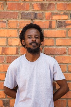 Selom Kudije, direttore artistico del Savannah Center for Contemporary Art di Tamale. Photo Ibrahim Mahama