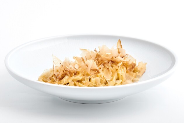 Spaghettone con burro, alici e katsuobushi, ph. F. Fioramonti
