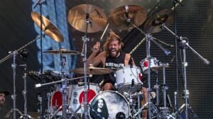 Morto Taylor Hawkins batterista dei Foo Fighters, la band nata dalle ceneri dei Nirvana