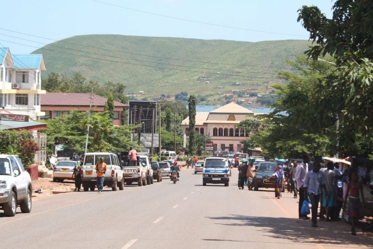 Una veduta di Kigoma, sul Lago Tanganika. Sullo sfondo, la stazione ferroviaria. Photo Tanzaniatourism