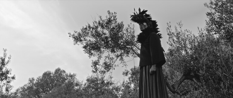 Vittoria Soddu, Ogni andare è un ritornare. Una cornacchia nel giardino, Guspini, 2021, frame da video, fotografia di Francesco Piras. Produzione Fondazione Sardegna Film Commission