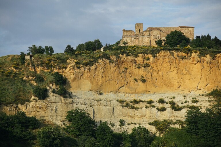 ITALIA, TOSCANA, Volterra (PI): le Balze volterrane con l'antica Badia Camaldolese.