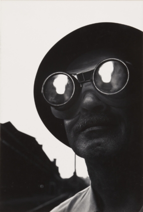 W. Eugene Smith, Operaio metalmeccanico con occhiali, Pittsburgh, 1955 © W. Eugene Smith Magnum Photos