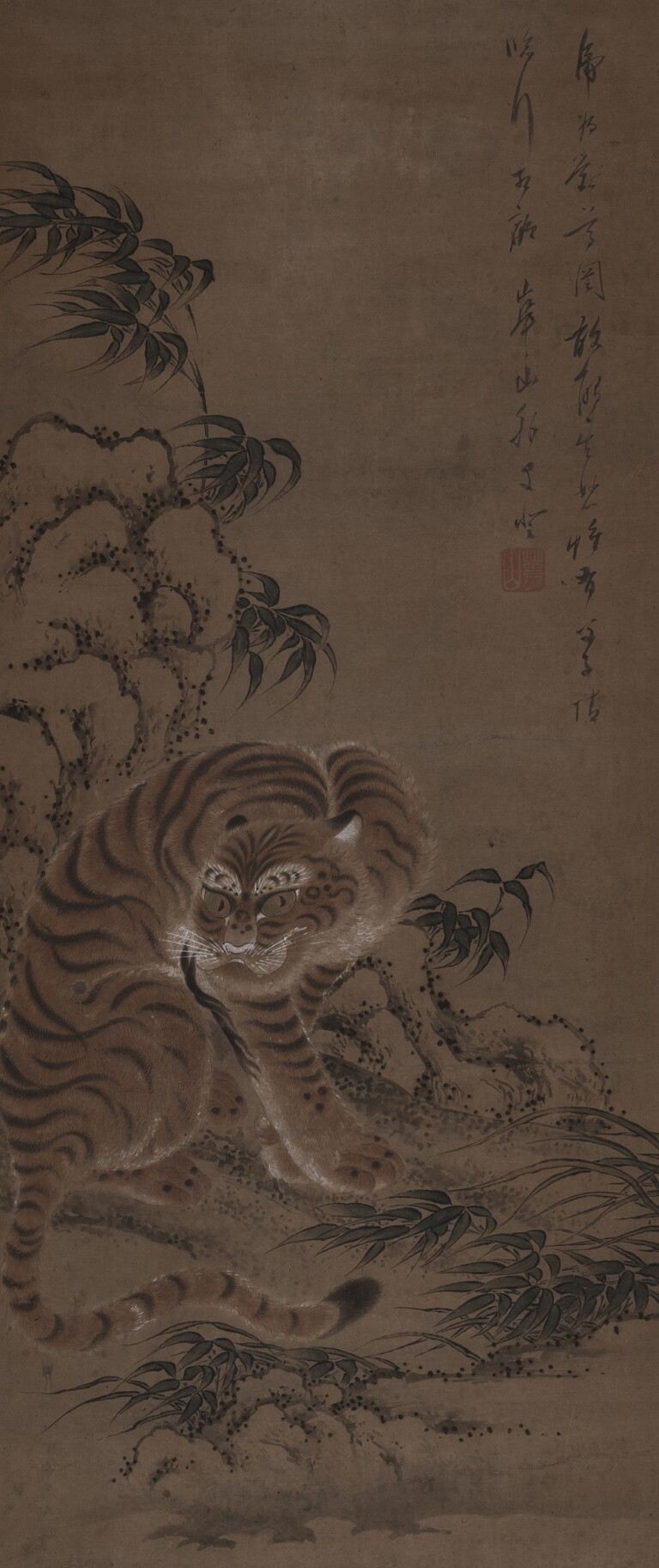 Watanabe Kazan, Una tigre si ripara sotto una roccia, 1810-19, dipinto a inchiostro e colori su carta, 125 x 52,5 cm