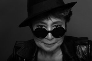 Yoko Ono in mostra alla Tate Modern di Londra nel 2024