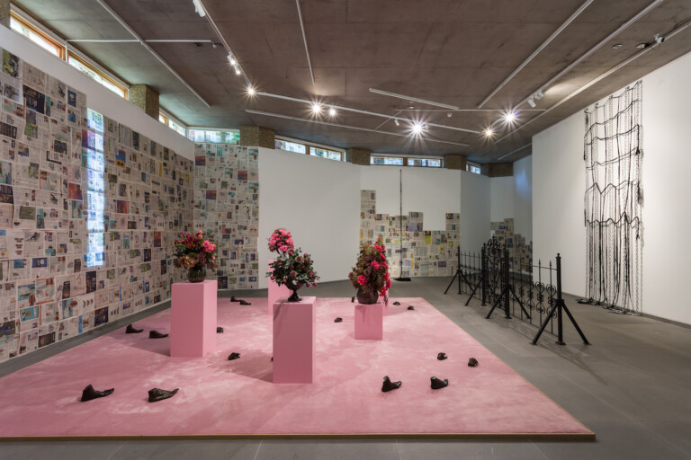Diamond Stingily dead Daughter, 2021 Stoff, Holz, Ölfarbe, Papier, Bronze und Wachs / Fabric, wood, oil paint, paper, bronze and wax 172 x 550 x 550 cm Installationsansicht / Installation view, dead Daughter, 9.9. – 13.11.2021, Cabinet, London Courtesy the Artist and Cabinet, London