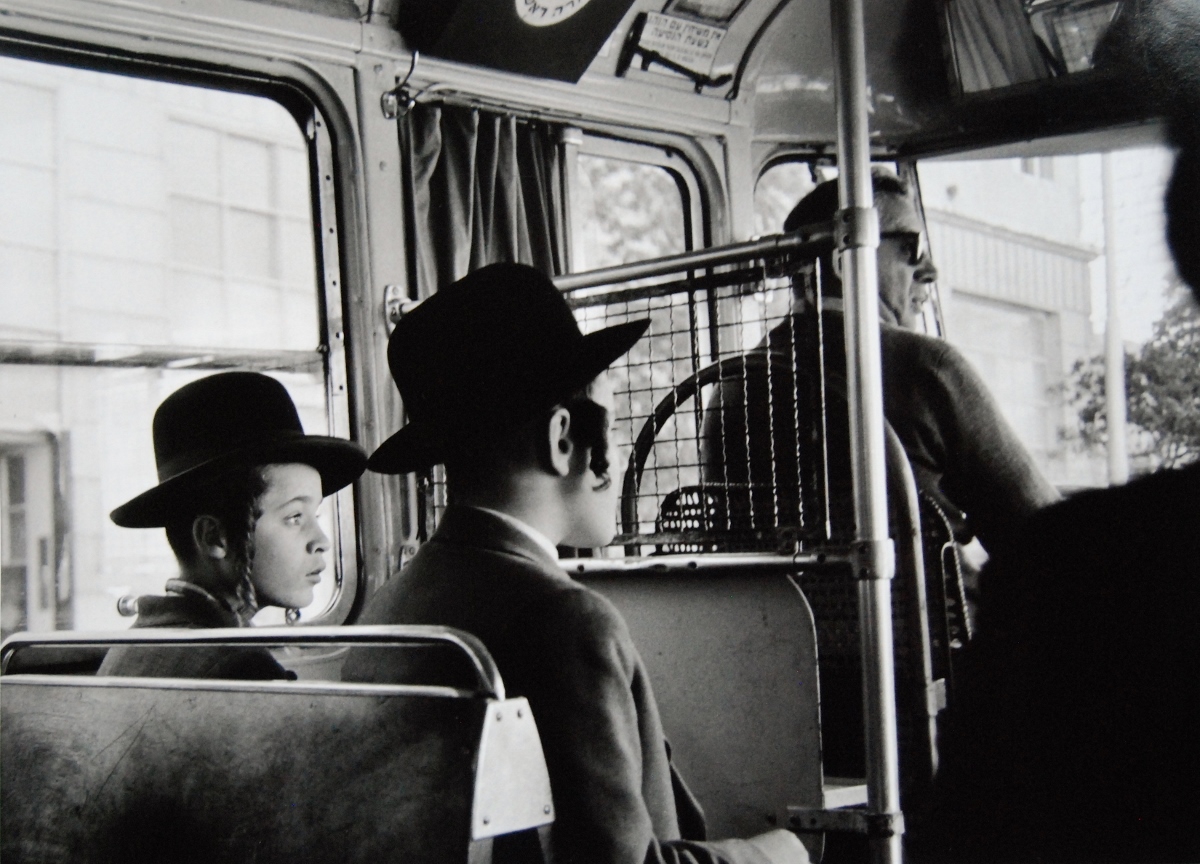 Lisetta Carmi, Gerusalemme, due giovani ebrei ortodossi in autobus, 1962 63 © Lisetta Carmi Martini Ronchetti 
