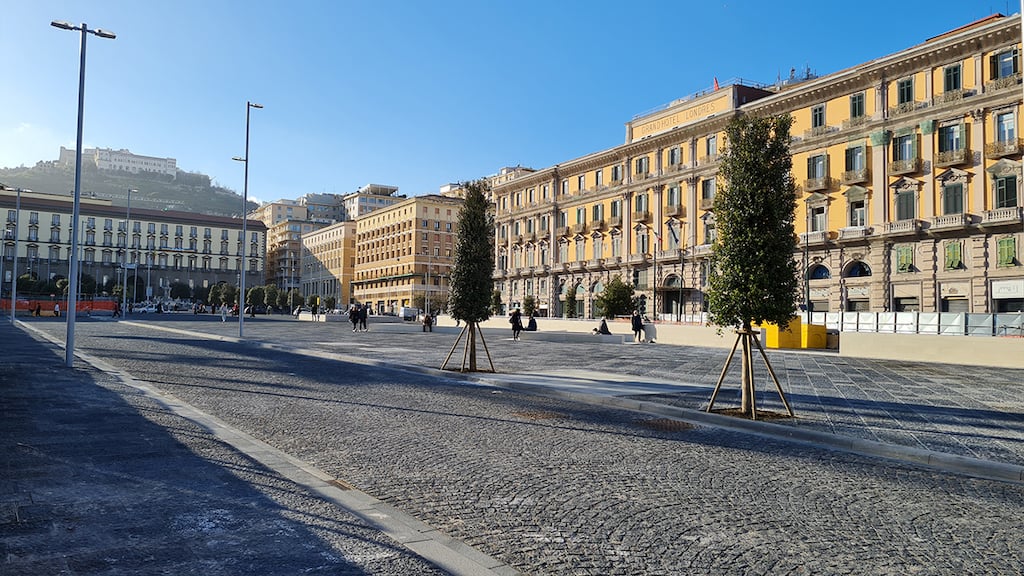 La nuova Piazza Municipio a Napoli. Grandeur fuori tempo massimo?