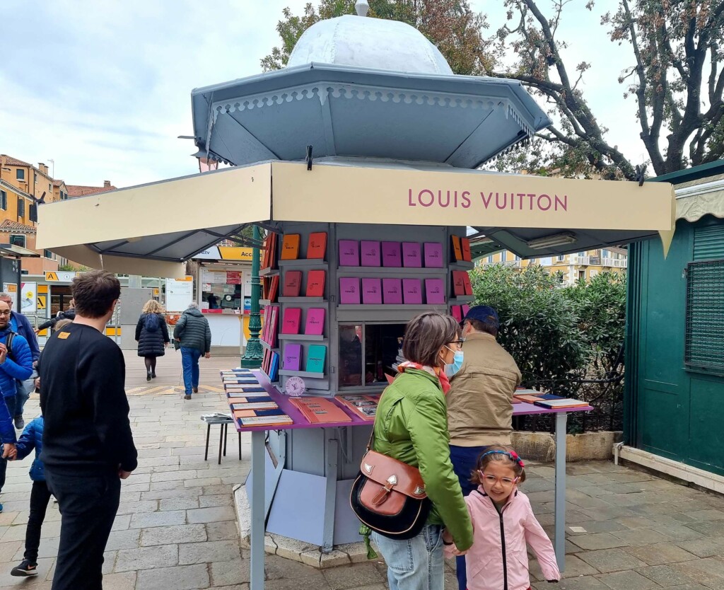 Louis Vuitton trasforma le edicole di Venezia in bookshop di guide turistiche