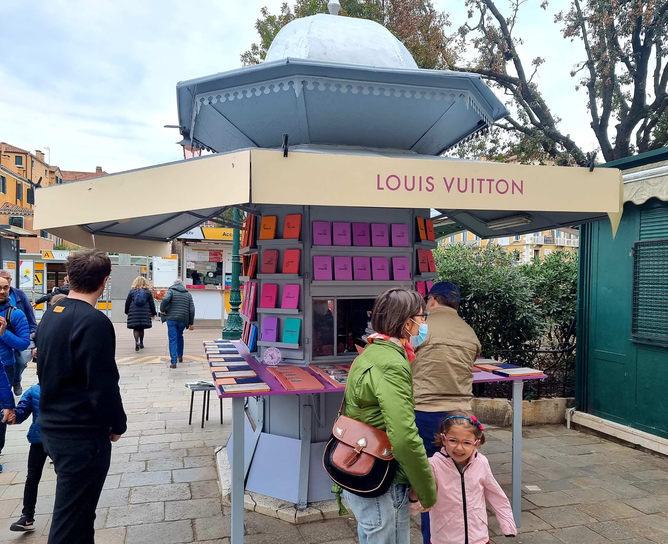 Le edicole di Venezia trasformate in rivendite per Louis Vuitton