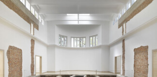 Maria Eichhorn, Relocating a Structure. Padiglione Germania 2022, 59. Esposizione Internazionale d’Arte – La Biennale di Venezia, 2022, dettaglio: Punti di giunzione tra i due corpi edificali del 1909 e del 1938; scrittura a muro; vano di passaggio del 1909 alla sala laterale posteriore sinistra, murato nel 1928; fondamenta del muro posteriore del 1909; muro posteriore dell’edificio del 1909, parete interna del 1938, demolita nel 1964; vano di passaggio del 1909 alla sala laterale destra, murato nel 1912, veduta della mostra, © Maria Eichhorn / VG Bild- Kunst, Bonn 2022, foto di Jens Ziehe