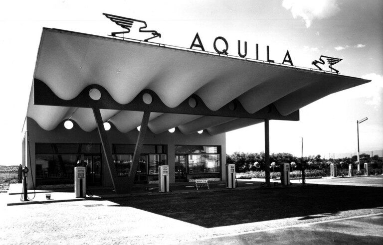 Aldo Favini, Stazione di servizio Aquila, Sesto San Giovanni, Italia, 1949. Photo credits Archivio Favini