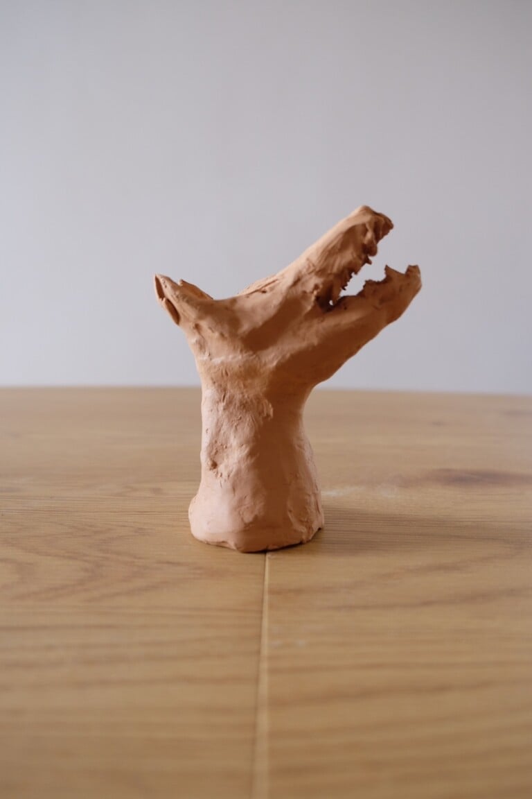 Alessio de Girolamo, Wolf, 2022, ceramica in terra rossa, 10x61x5 cm