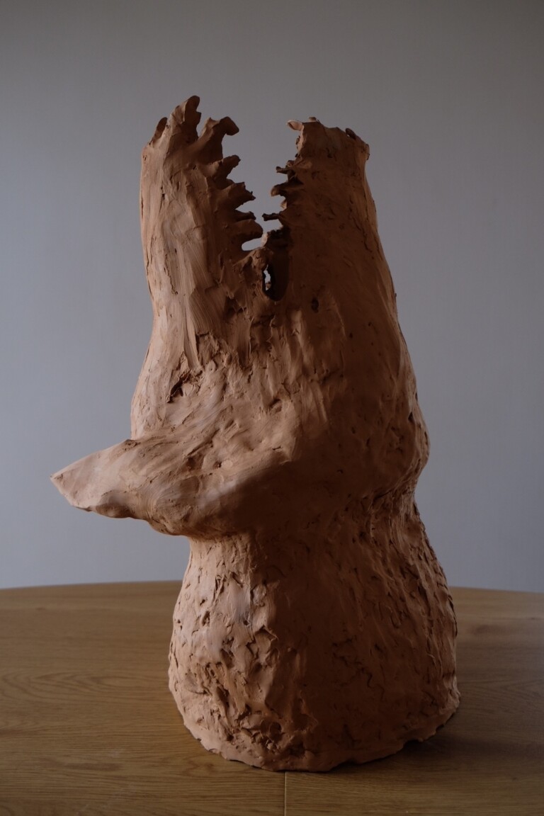 Alessio de Girolamo, Wolf, 2022, ceramica in terra rossa, 30x61x25 cm