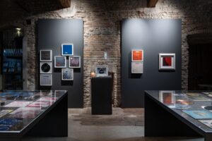 150 vinili d’artista in mostra allo Spazio Musa di Torino: da Andy Warhol a Jeff Koons